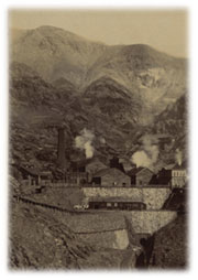 東延斜坑機械場（明治後期）写真提供　住友史料館　別子近代化の象徴的な立坑で、8番坑レベルの富鉱帯を目指した。この付近一帯が暴動の現場となった。