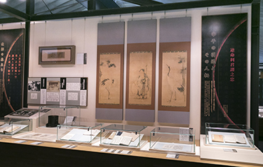 Exhibits include a set of three paintings by Kanō Tan'yū, one of the foremost painters in the Edo Period. The central painting depicting Jurojin, the god of longevity, is flanked by paintings of cranes to the left and right. The paintings were given to Hirose by the house of Sumitomo as a commemorative gift upon his retirement.