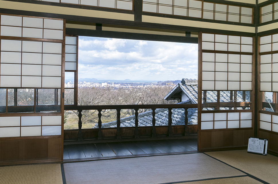 The panoramic view of Niihama from the Boenro on the second floor. The name Boenro is connected with a poem written by Hirose.