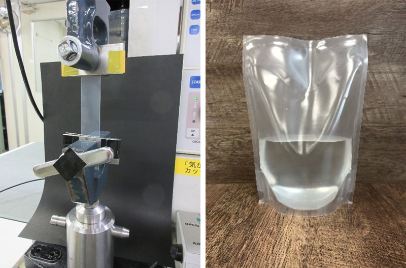 強度を測定する引張試験の様子（左）。「スミクル」を使用した容器包装（右）。