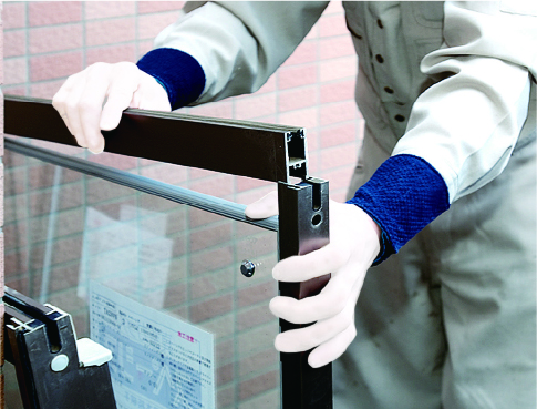 専用グレチャン（サッシにガラスを取り付ける際に用いるゴム状のパーツ）が使える場合、改修時間はガラス1枚あたり約30分だという