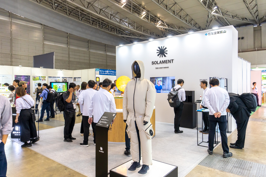 2025年10月に幕張メッセで開催された展示会「農業WEEK」に出展し、太陽光をコントロールする素材テクノロジー SOLAMENTを展示した。