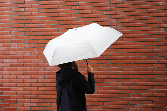 SOLAMENTを活用して遮熱効果を高めた晴雨兼用傘。