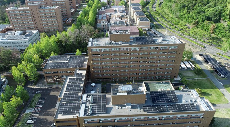 太陽光パネルを設置した広島大学・東広島キャンパス（提供：広島大学）