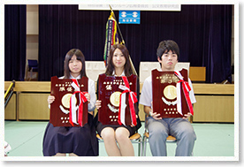 左から準優勝の石井さん、優勝の松田さん、3位の木下さん