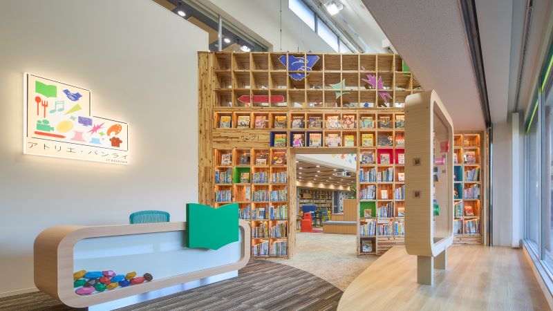 Books galore! Inquisitive minds are in for a treat at Banrai Library! (courtesy of Sumitomo Mitsui Banking Corporation(SMBC))