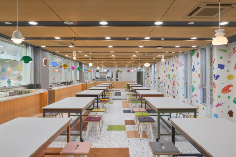 Banrai Café—a cozy space for the children’s cafeteria, complete with its own kitchen (courtesy of Sumitomo Mitsui Banking Corporation(SMBC)).