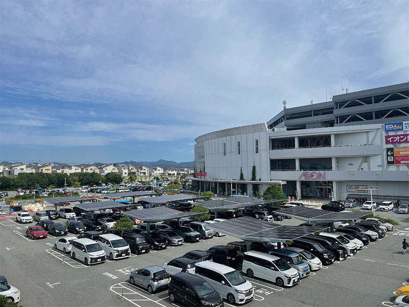 AEON Mall Kobe Kita with installed solar carports (Photo courtesy of AEON Mall)