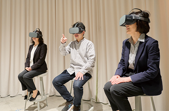 Wear VR goggles for a world tour of Sumitomo Chemical’s sites in Japan and abroad, and experience the scale of factories and see what’s happening inside them.