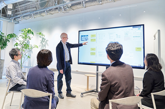 A system is in place to encourage lively discussions, including the use of a facilitator as well as a digital whiteboard to visualize discussions by presenting participants’ ideas on a digital screen.