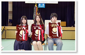Winners of the 2016 contest (l to r): Chizuko Ishii, winner of the second prize; Erika Matsuda, winner of the first prize; Ayumu Kinoshita, winner of the third prize