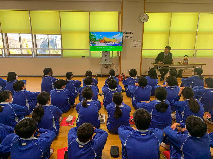 Mr. Tomoshi Kurauchi (right), a member of the Sumitomo EXPO2025 Promotion Committee (right), leading a session at Higashi Junior High School in Yoshikawa City as part of the EXPO School Caravan.