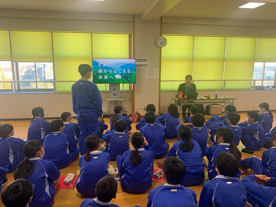 During the Q&A session, the youngsters asked about the lanterns to be used in the Sumitomo Pavilion.