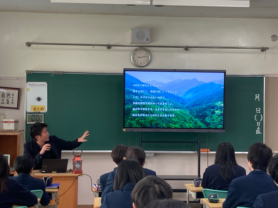Mr. Tomoshi Kurauchi, Staff of the Sumitomo EXPO2025 Promotion Committee delivering a presentation at Minaminaruse Junior High School as part of the EXPO School Caravan.