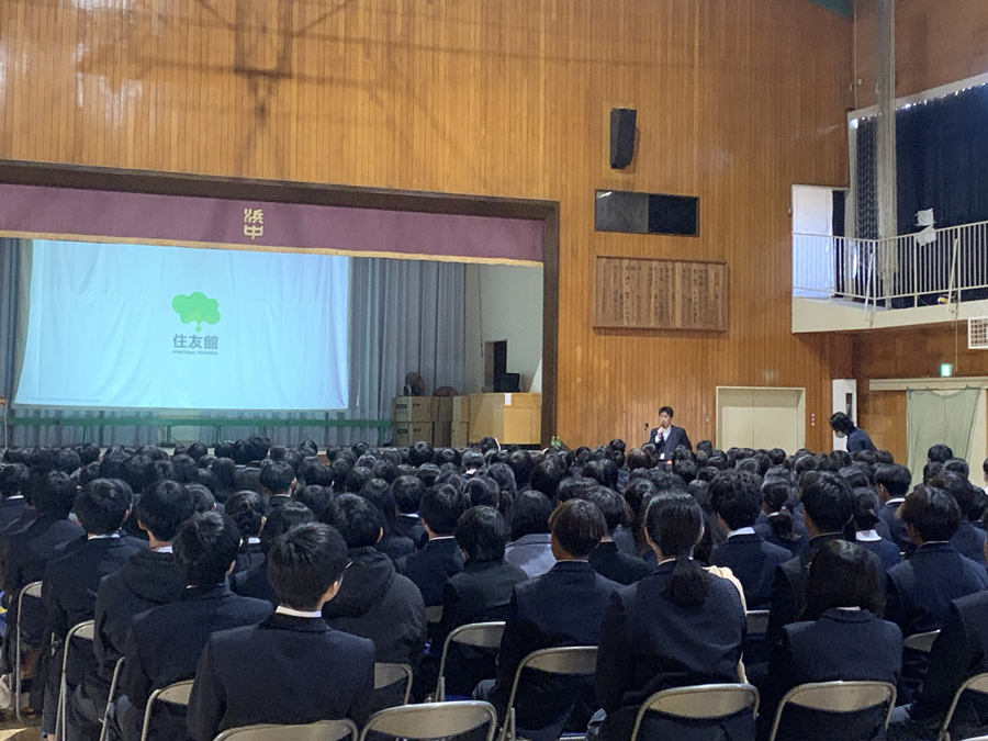 Mr. Yoriaki Ikeda (right), Deputy Secretary-General of the Sumitomo EXPO2025 Promotion Committee, engaging with students at Hamasuka Junior High School in Chigasaki City as part of the EXPO School Caravan program.