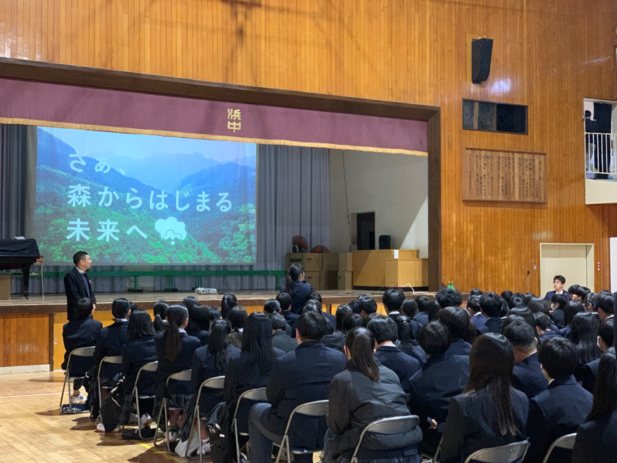 Mr. Yoriaki Ikeda (right), Deputy Secretary-General of the Sumitomo EXPO2025 Promotion Committee, responding to questions raised by students.