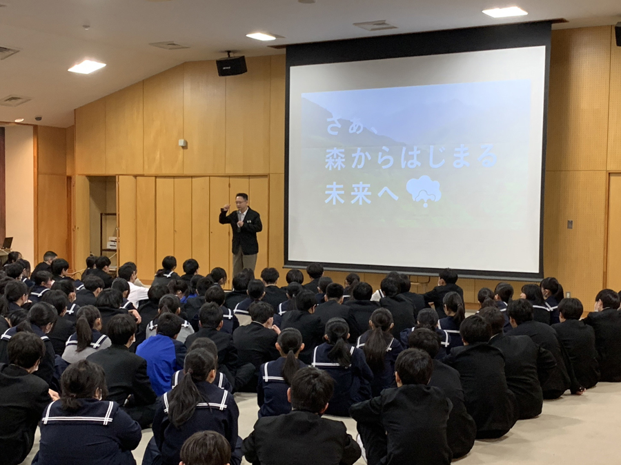 Mr. Kenji Sugimoto, Deputy Secretary-General of the Sumitomo EXPO2025 Promotion Committee (center), delivering a presentation as part of the EXPO School Caravan at Higashiura Junior High School.