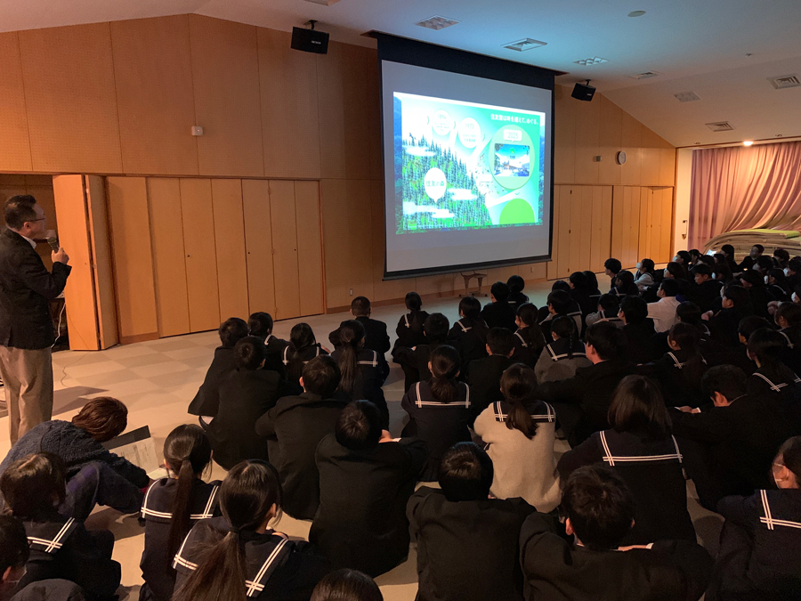 In the class, the students learned that the Sumitomo Pavilion was built using timber from the Sumitomo Forest, a natural resource revitalized by Sumitomo Group, with no wood wasted.