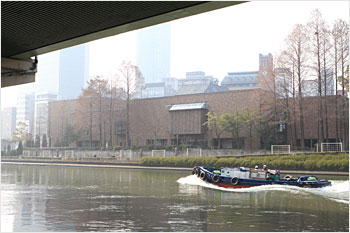 Located on Nakanoshima Island, which during the Edo period was an entrepôt accommodating the warehouses of various clans.