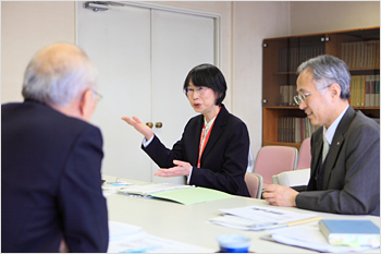 From left, Mr. Teruaki Sueoka, Ms. Tomoko Okita, and Mr. Yasunori Nomoto