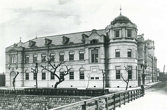 Sumitomo Head Office, which housed Kashi Hensan-shitsu (Family History Archives)