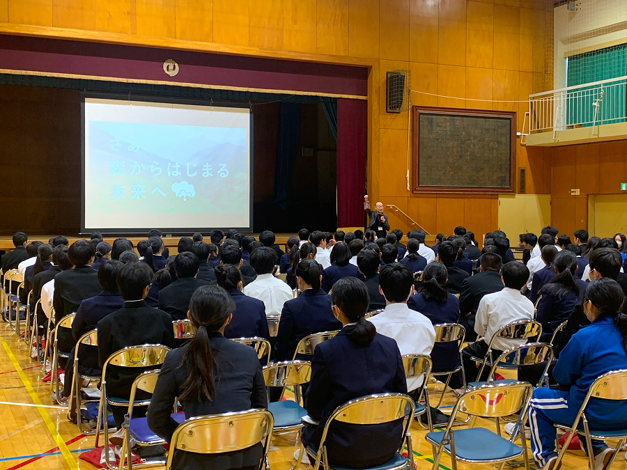 平塚市立中原中学校でEXPO スクールキャラバンの授業を行う住友EXPO2025推進委員会 事務局の安永明史次長