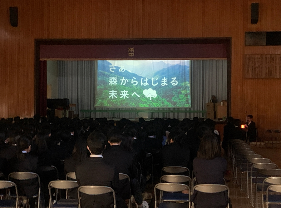 体育館の照明を落とし、住友館の展示体験で使用するランタンに明かりを灯して説明を行った