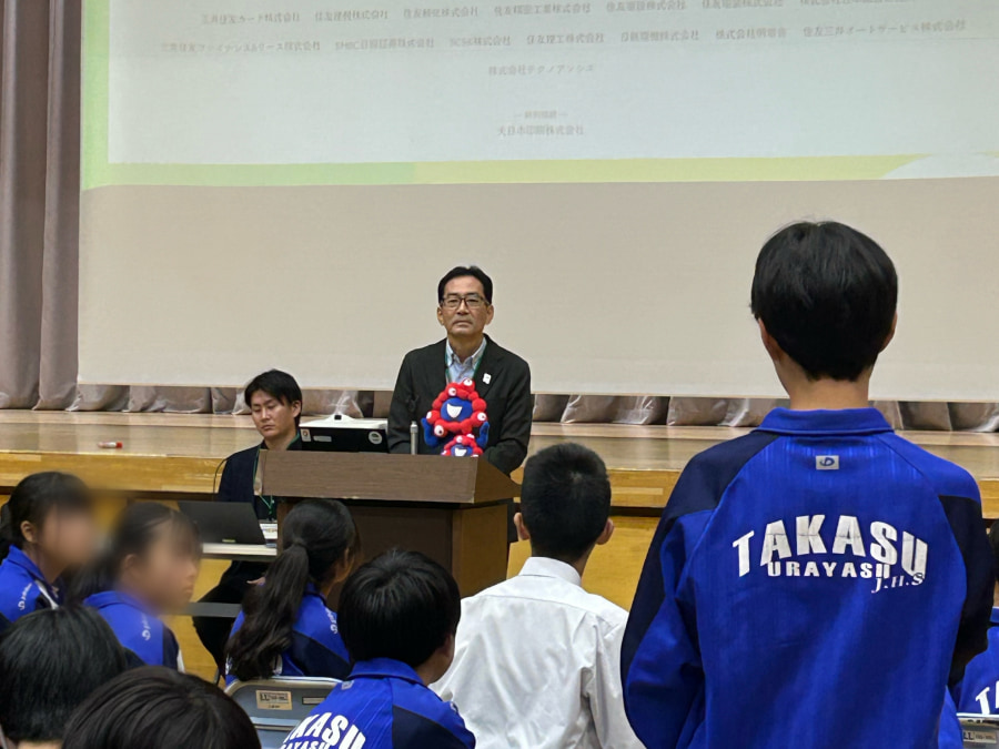 Mr. Hirofumi Saijo, Secretary General of the Sumitomo EXPO2025 Promotion Committee, answering a question from a junior high school student.