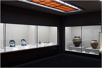 古今の日本陶磁も収蔵展示。須恵器に始まり、奈良三彩や古九谷など、絢爛な色絵磁器も楽しめる。