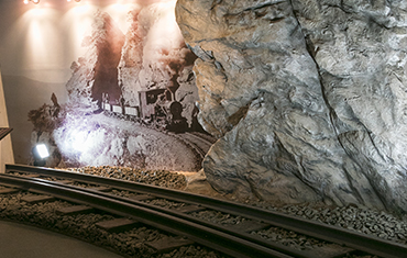 別子鉱山鉄道の切通を再現したジオラマ。両側の岩は、実際に現地で型を取り、それを再現したものです。