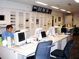 電気設備（せつび）を一箇所（かしょ）でコントロールする中央監視（かんし）センター